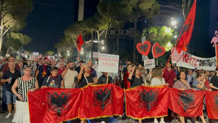 Qytetarët vijojnë protestën në ditën e 93-të: Të shpëtojmë atdheun duke shporrur kryehajdutin Rama