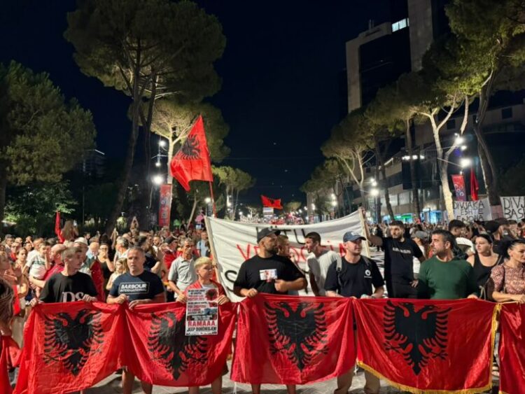Revolta kundër Ramës në ditën e 78-të/ Diaspora masivisht në shesh, nis marshimi i qytetarëve drejt Kryeministrisë