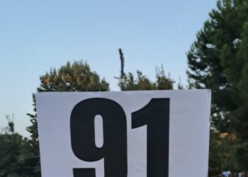 “Koha nuk na lodh, na forcon”/ Pankartat ironizuese ndaj Ramës: “Frika nga vezët e popullit ju tmerron vërtet”