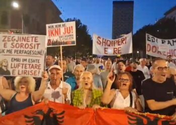 86 ditë revoltë! Qytetarët mbushin sheshin “Skënderbej”:  Nuk ikim ne, ikni ju! Rinia dëshiron të qëndroj”