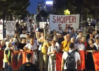 Qytetarët protestojnë për 92 ditë: Rama qimen e ndërron por zakonin s’e harron, jep dorëheqjen!