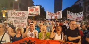 86 ditë revoltë! Qytetarët mbushin sheshin “Skënderbej”:  Nuk ikim ne, ikni ju! Rinia dëshiron të qëndroj”