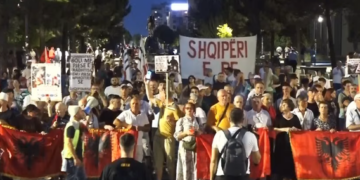 Qytetarët protestojnë për 92 ditë: Rama qimen e ndërron por zakonin s’e harron, jep dorëheqjen!