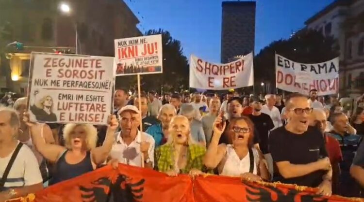 86 ditë revoltë! Qytetarët mbushin sheshin “Skënderbej”:  Nuk ikim ne, ikni ju! Rinia dëshiron të qëndrojë
