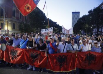 Protestuesit nisin marshimin në rrugët e Tiranës: Rama ciao, ciao, ciao