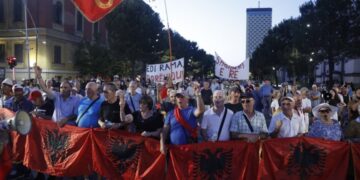 Protestuesit nisin marshimin në rrugët e Tiranës: Rama ciao, ciao, ciao