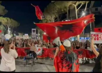 ‘Rama në burg!’ Mbyllet protesta e 85-të kundër qeverisë: Shqiptarët e bashkuar, pushteti i tmerruar!
