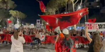 ‘Rama në burg!’ Mbyllet protesta e 85-të kundër qeverisë: Shqiptarët e bashkuar, pushteti i tmerruar!