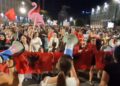 Protesta nuk ndalet/ Sot dita e 83-të, qytetarët sërish në shesh kundër qeverisë: Vetëm të bashkuar mund t’ia dalim!