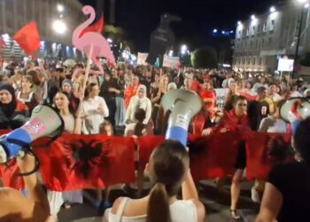 Protesta nuk ndalet/ Sot dita e 83-të, qytetarët sërish në shesh kundër qeverisë: Vetëm të bashkuar mund t’ia dalim!