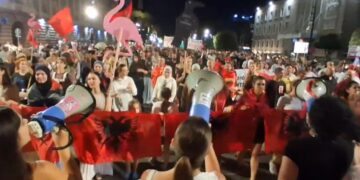 Protesta nuk ndalet/ Sot dita e 83-të, qytetarët sërish në shesh kundër qeverisë: Vetëm të bashkuar mund t’ia dalim!
