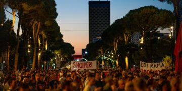 “ABC Australia” për Shqipërinë: Protesta më e madhe që prej rënies së komunizmit! Shqiptarët kundër kryeministrit Rama
