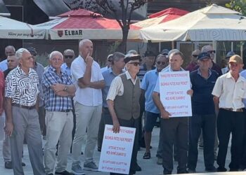 Patosi përsëri në protestë kundër hartës së re territoriale, banorët: Mos e shkrini bashkinë me Fierin