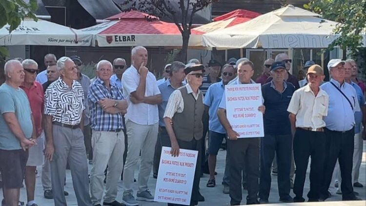 Patosi përsëri në protestë kundër hartës së re territoriale, banorët: Mos e shkrini bashkinë me Fierin