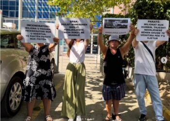 Protestë para SPAK, qytetarët i kujtojnë aferat e bujshme të korrupsionit: Mos heshtni para miliona euro abuzime!