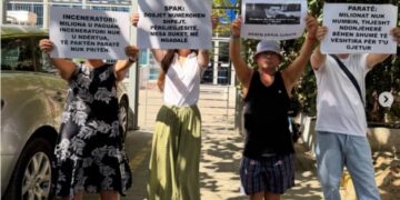 Protestë para SPAK, qytetarët i kujtojnë aferat e bujshme të korrupsionit: Mos heshtni para miliona euro abuzime!