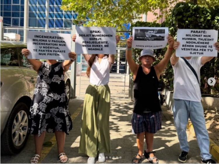 Protestë para SPAK, qytetarët i kujtojnë aferat e bujshme të korrupsionit: Mos heshtni para miliona euro abuzime!