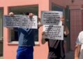 Të rinjtë protestojnë para SPAK me pankarta, kërkojnë drejtësi për dosjet e korrupsionit