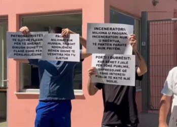 Të rinjtë protestojnë para SPAK me pankarta, kërkojnë drejtësi për dosjet e korrupsionit