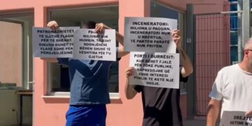 Të rinjtë protestojnë para SPAK me pankarta, kërkojnë drejtësi për dosjet e korrupsionit