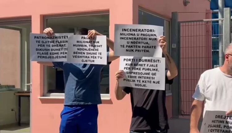 Të rinjtë protestojnë para SPAK me pankarta, kërkojnë drejtësi për dosjet e korrupsionit