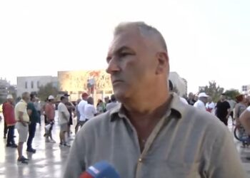 Nga Suedia i bashkohet protestës: Do të qëndroj deri në fund, shqiptarët duhet të ngrihen kundër keqqeverisjes