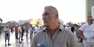 Nga Suedia i bashkohet protestës: Do të qëndroj deri në fund, shqiptarët duhet të ngrihen kundër keqqeverisjes