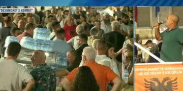 “Klasa politike 35-vjeçare, hajdute. Të largohet dhe fatin në dorë ta marrë rinia”/ Protestuesi: Rama diktatori i dytë pas Enver Hoxhës