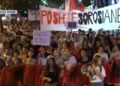 Protestuesit “përshëndesin” Agasin te Policia e Tiranës: O Ergys, o tradhtar, merre Ramën sa më parë!