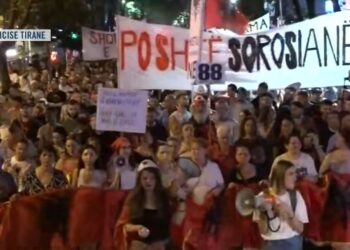 Protestuesit “përshëndesin” Agasin te Policia e Tiranës: O Ergys, o tradhtar, merre Ramën sa më parë!