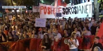 Protestuesit “përshëndesin” Agasin te Policia e Tiranës: O Ergys, o tradhtar, merre Ramën sa më parë!
