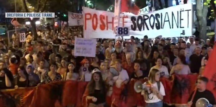 Protestuesit “përshëndesin” Agasin te Policia e Tiranës: O Ergys, o tradhtar, merre Ramën sa më parë!