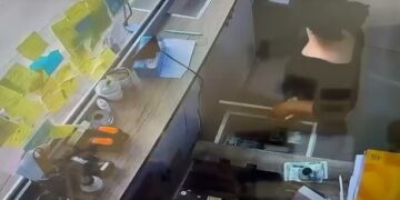 Vodhi 5 mijë euro ditën e parë, zhduket punonjësja e një “Exchange” në Vlorë