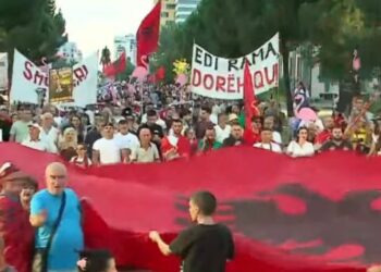 Qytetari në protestë: Janë ditët e shpresës që do sjellin zgjidhje, do krijohet “Shqipëria e re”