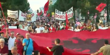 Qytetari në protestë: Janë ditët e shpresës që do sjellin zgjidhje, do krijohet “Shqipëria e re”