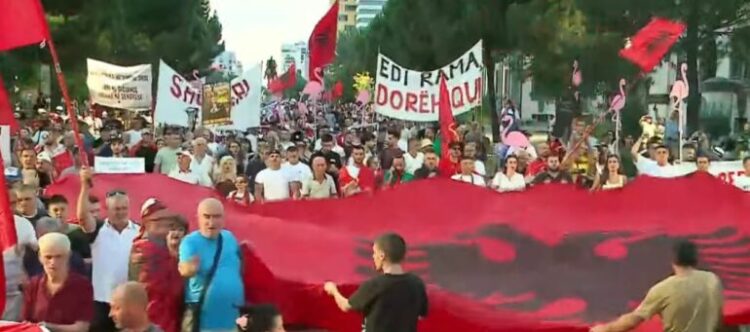 Qytetari në protestë: Janë ditët e shpresës që do sjellin zgjidhje, do krijohet “Shqipëria e re”