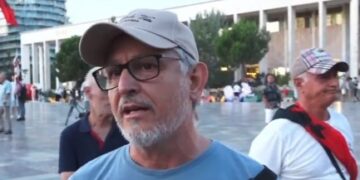 “Protesta duhet të marrë tjetër formë”/ Qytetari nga sheshi “Skënderbej”: E kanë tejkaluar disa herë vijën e kuqe! Populli mund të rebelohet