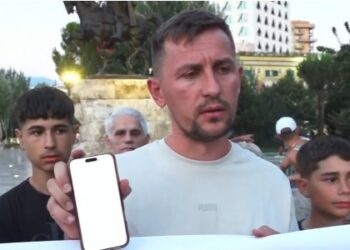 “Jam kërcënuar”/ Protestuesi denoncon: Po tentojnë të na mbyllin rrjetet sociale, në shtator nuk e keni idenë se çfarë do të ndodhë