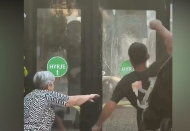 Theu xhamat e autobusit pas sherrit me shoferin, arrestohet 33-vjeçari në Tiranë