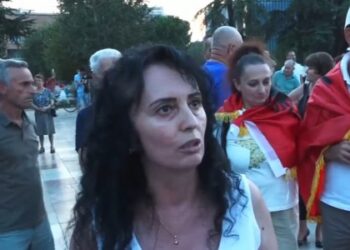 Qytetarja e revoltuar nga sheshi: Kam vite që vuaj nëpër dyert e gjykatave! Ky sistem është i gjithi i korruptuar, më i keq se komunizmi