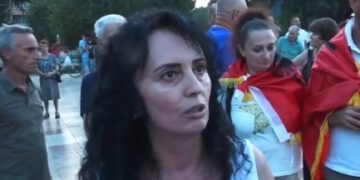 Qytetarja e revoltuar nga sheshi: Kam vite që vuaj nëpër dyert e gjykatave! Ky sistem është i gjithi i korruptuar, më i keq se komunizmi