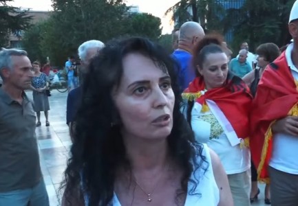 Qytetarja e revoltuar nga sheshi: Kam vite që vuaj nëpër dyert e gjykatave! Ky sistem është i gjithi i korruptuar, më i keq se komunizmi