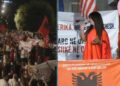 Protestuesja ironizon Ramën: Në shesh kam parë flamingo e shqiponja, sorrat janë në karriget e pushtetit