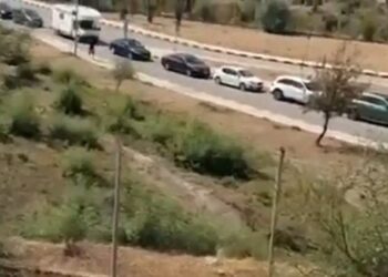 Radhë kilometrike në Qafë Botë, qindra automjete në pritje për të kaluar kufirin me Greqinë