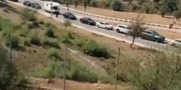 Radhë kilometrike në Qafë Botë, qindra automjete në pritje për të kaluar kufirin me Greqinë