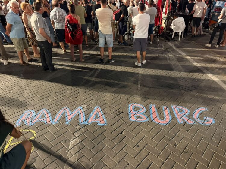Arresto Ballukun”/ Pas fjalimeve te Kryeministria, protestuesit nisin marshimin në rrugët e Tiranës: Rama Burg!