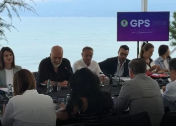 ‘Qeveri pocaqi’/ Tedi Blushi: Shqipëria përvëlohet, Rama freskohet…mes belushkave dhe verës
