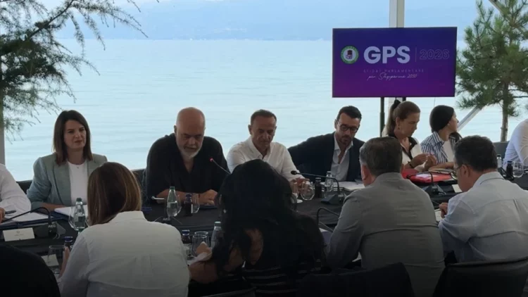 ‘Qeveri pocaqi’/ Tedi Blushi: Shqipëria përvëlohet, Rama freskohet…mes belushkave dhe verës