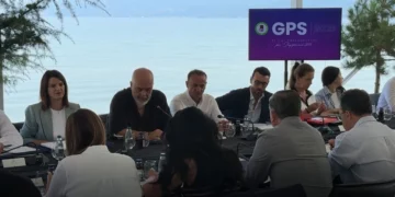 Takimi me dyer të mbyllura në Pogradec, çfarë u kërkoi Rama ministrave dhe deputetëve
