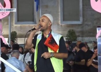 Aktivisti Arben Kola: Përdorin makina me ujë kundër protestuesve, por jo për shuarjen e flakëve